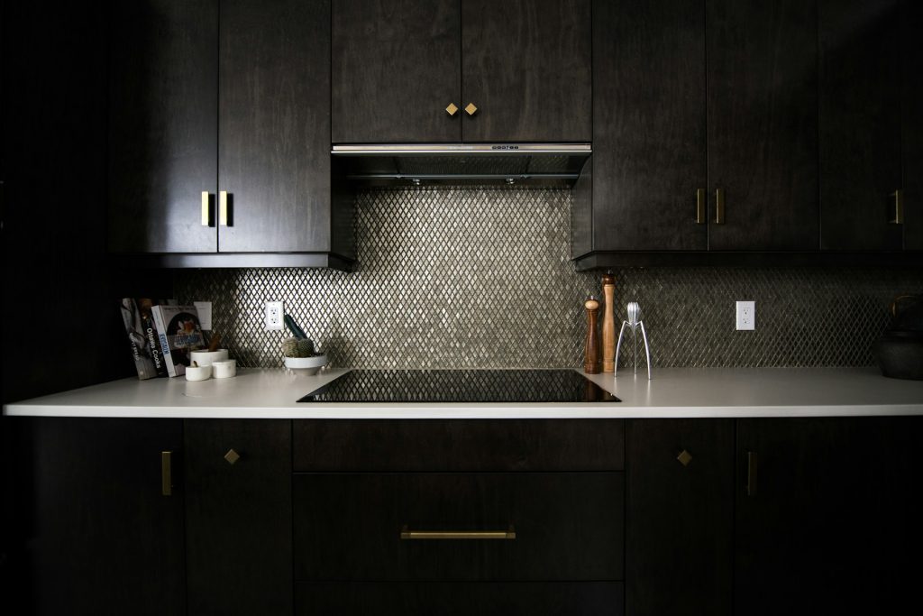 Differences Between glass splashbacks and traditional tiles